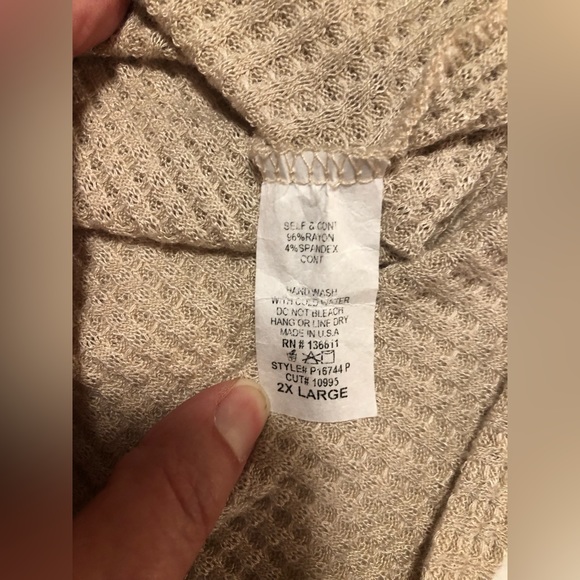 Pink Lily, light weight, 2XL, waffle weave top with rainbow & cream sleeves - Picture 9 of 10